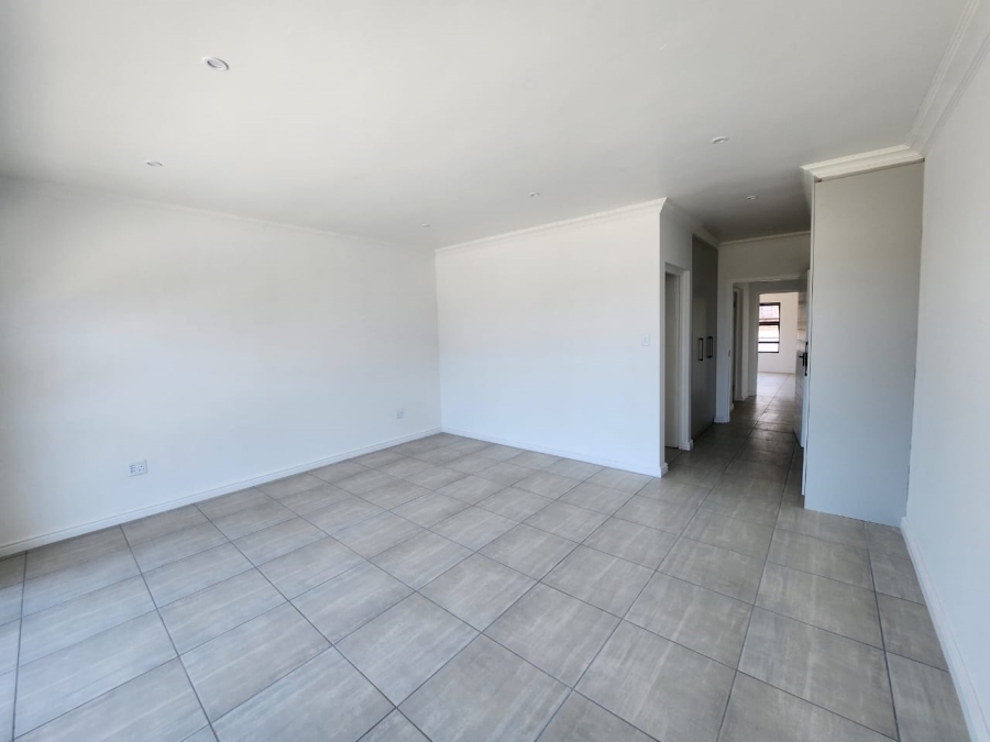 To Let 5 Bedroom Property for Rent in Wavecrest Eastern Cape